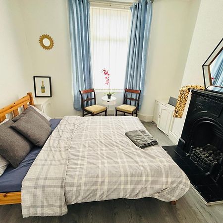 Entire 3 Bedroom House- Free Parking Liverpool Exteriér fotografie