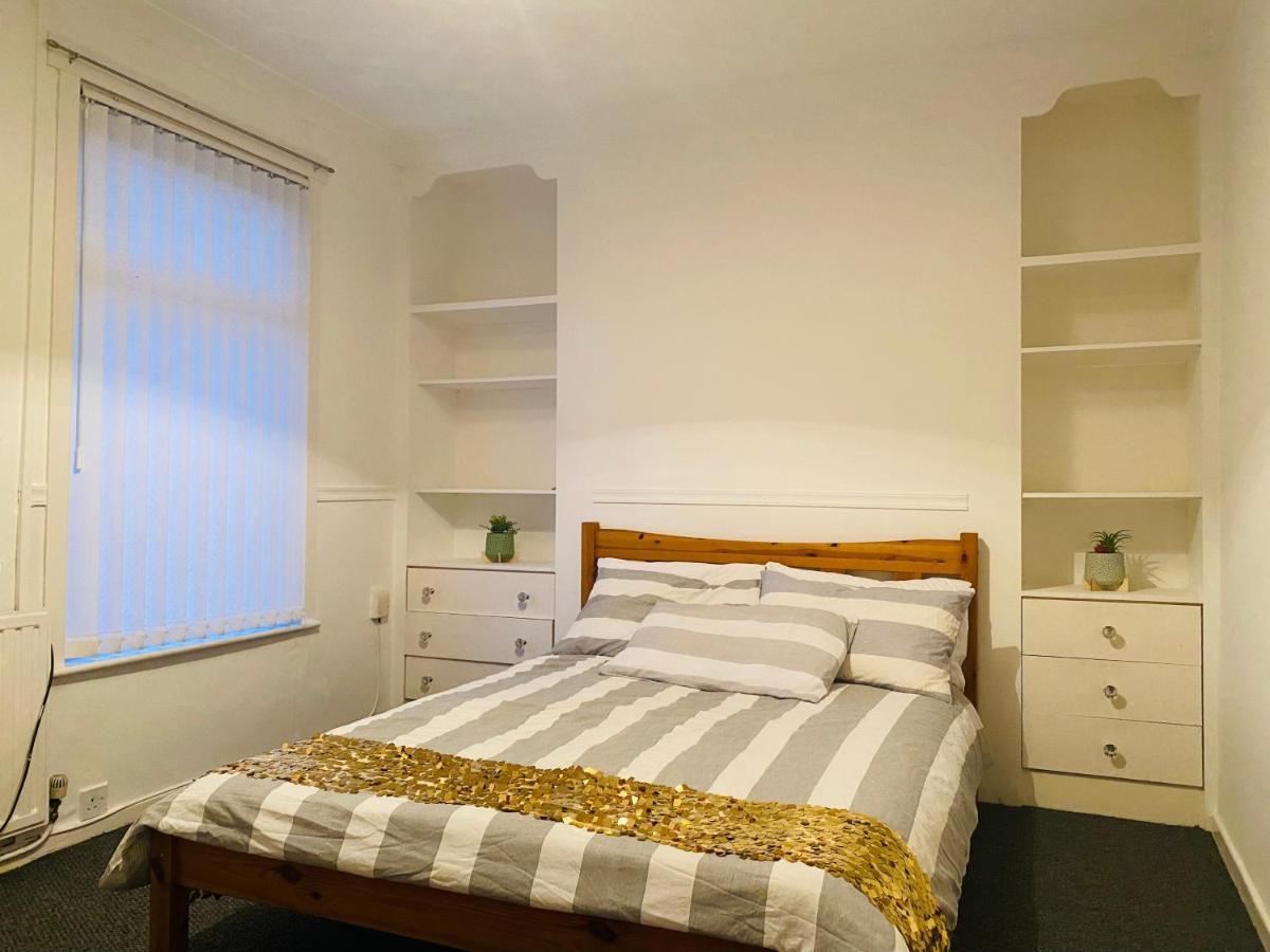 Entire 3 Bedroom House- Free Parking Liverpool Exteriér fotografie
