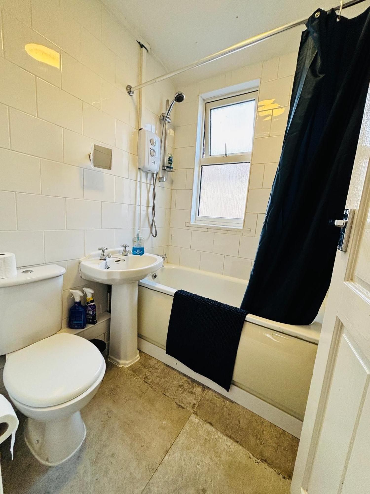 Entire 3 Bedroom House- Free Parking Liverpool Exteriér fotografie